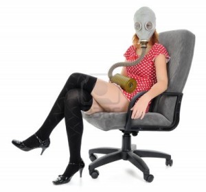 8016738-la-jeune-fille-assise-dans-un-fauteuil-avec-masque-a-gaz-regardant-camera